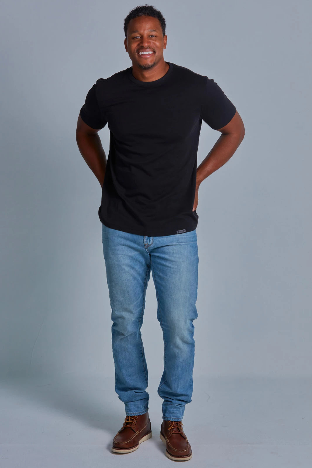 ONNO pima cotton t-shirt in Black, Golden is 6'0" and wearing size L.