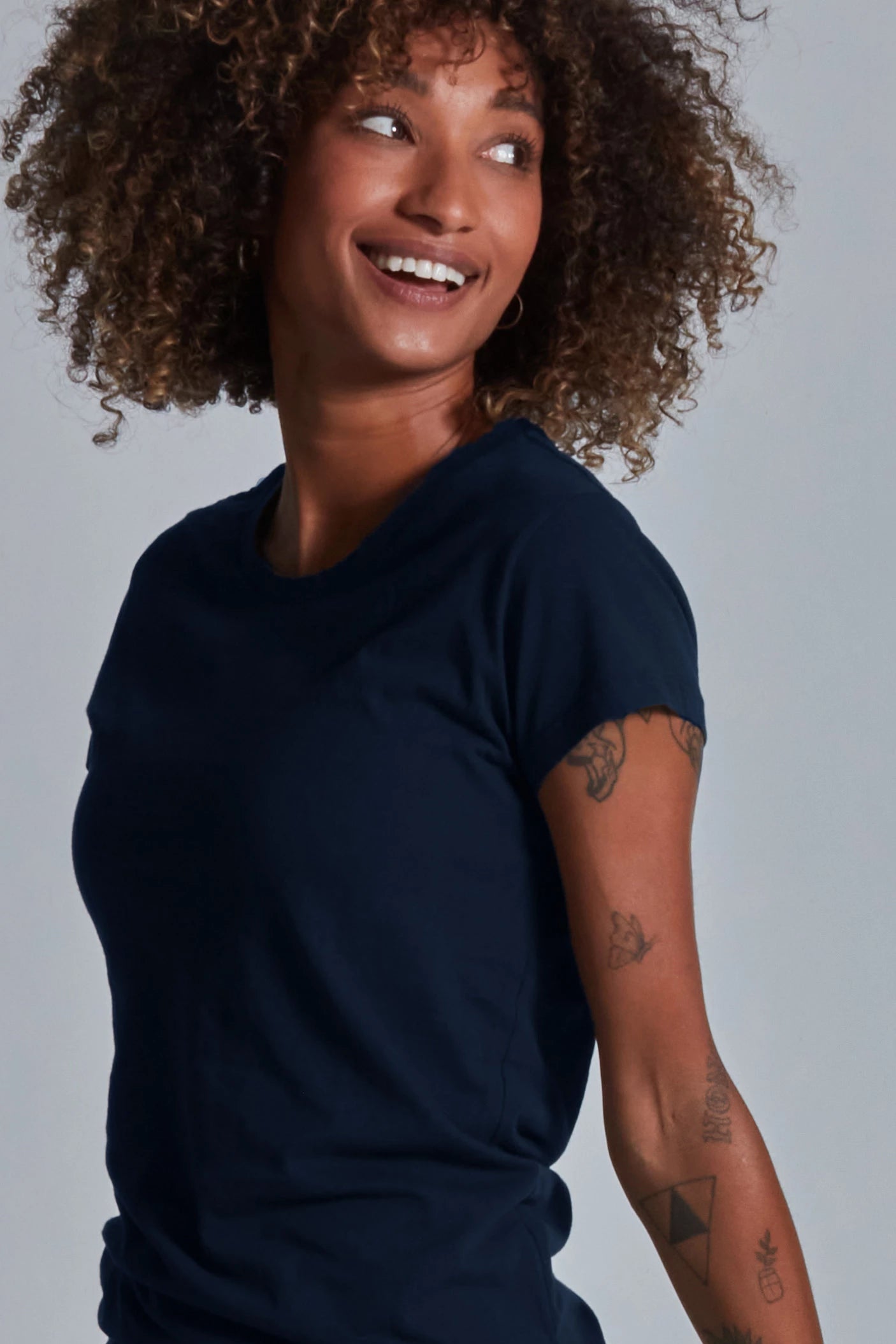 ONNO pima cotton t-shirt in Lapis, Sage is 5'7" and wearing size XS.