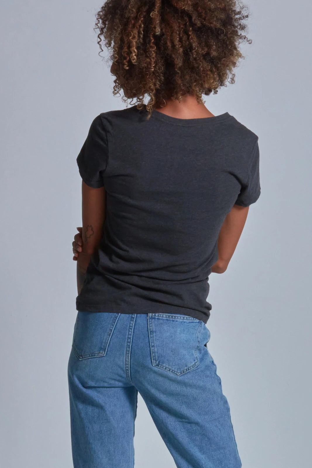ONNO pima cotton t-shirt in Heathered Basalt, Sage is 5'7" and wearing size XS.