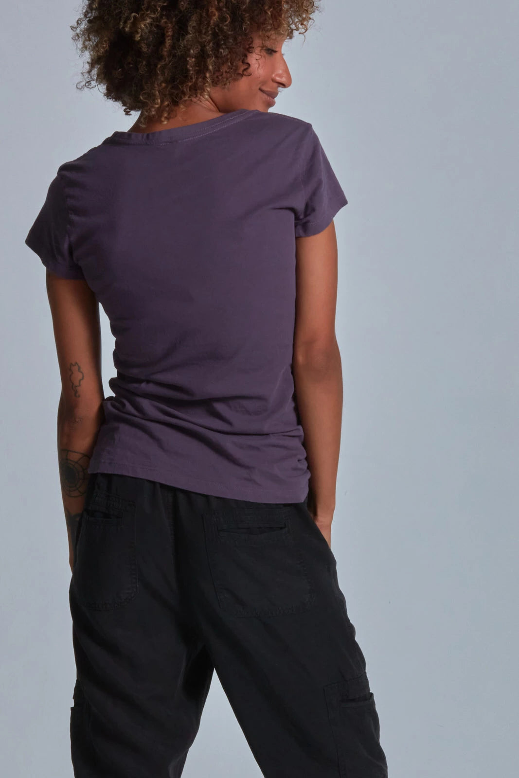 ONNO pima cotton t-shirt in Dirty Purple, Sage is 5'7" and wearing size XS.
